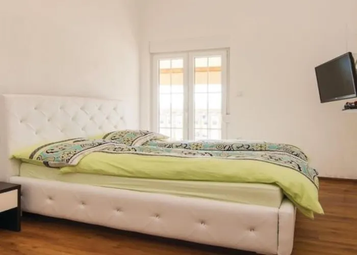 Laura Mit Pool By Interhome *